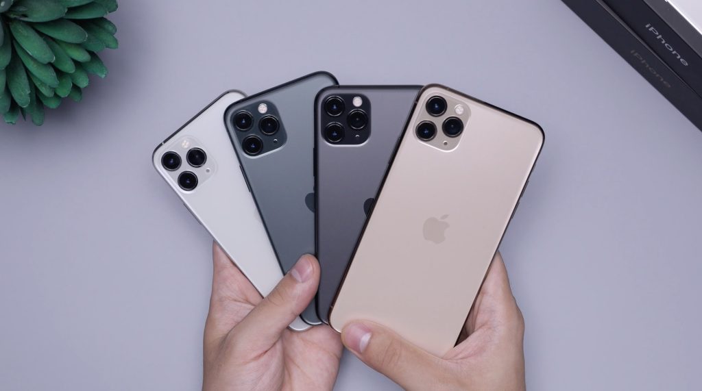 4 telefony iphone w różnych kolorach